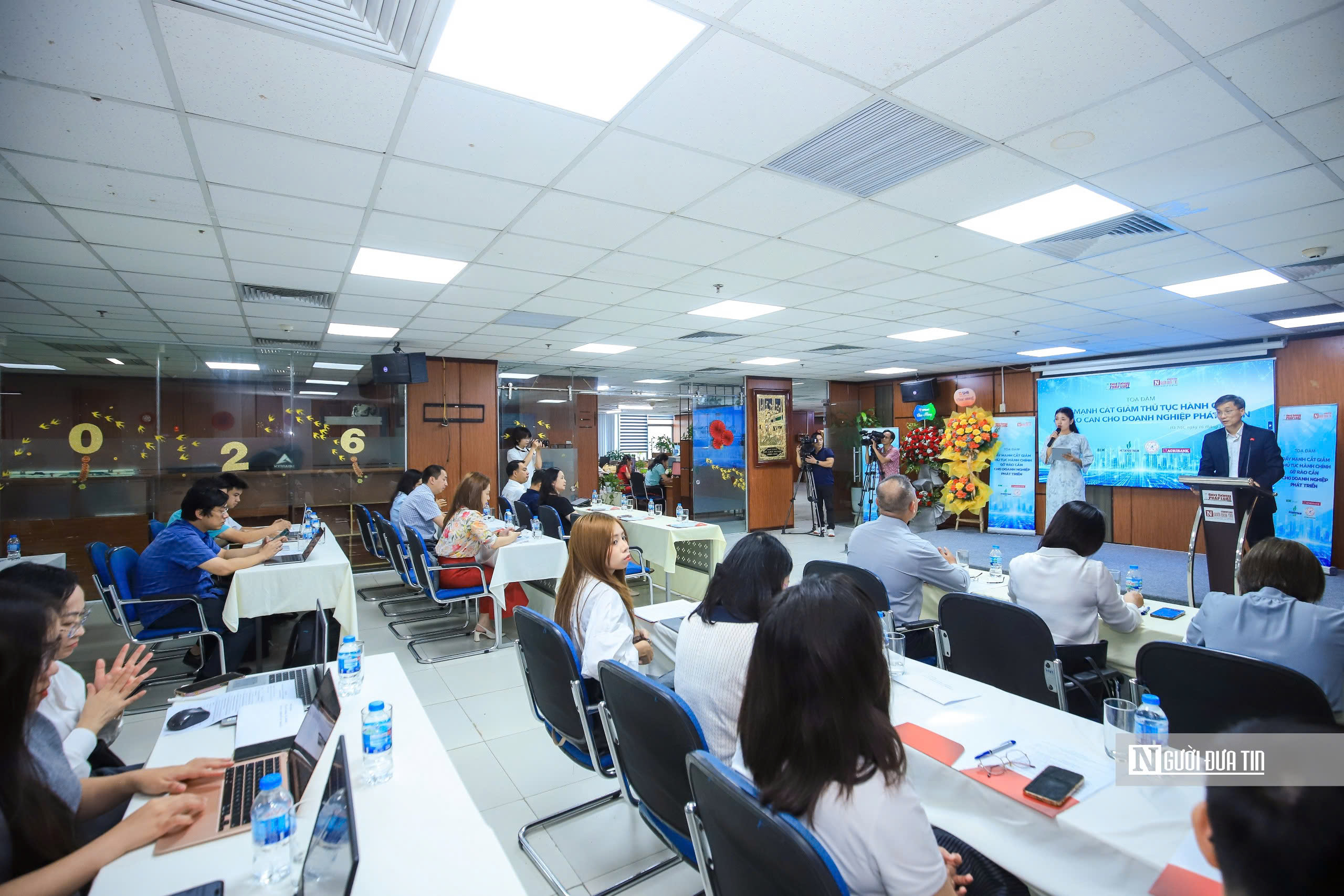 Cắt giảm thủ tục hành chính: Không chỉ giảm giấy tờ, mà phải gỡ điểm nghẽn cho doanh nghiệp - Ảnh 2.