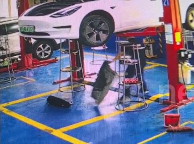 M&ugrave;i h&ocirc;i bốc ra từ &ocirc; t&ocirc;, thợ sửa xe tay ch&acirc;n run rẩy khi thấy cảnh đ&aacute;ng sợ - Ảnh 1.