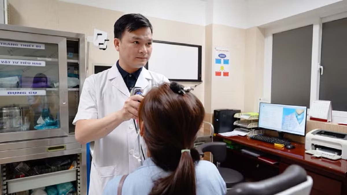 Cứ thấy vướng họng, người phụ nữ sốc khi bác sĩ gắp ra thứ 
