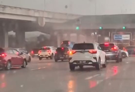 Lốc xoáy nhấc bổng ô tô đang dừng tại trạm thu phí - Ảnh 1.