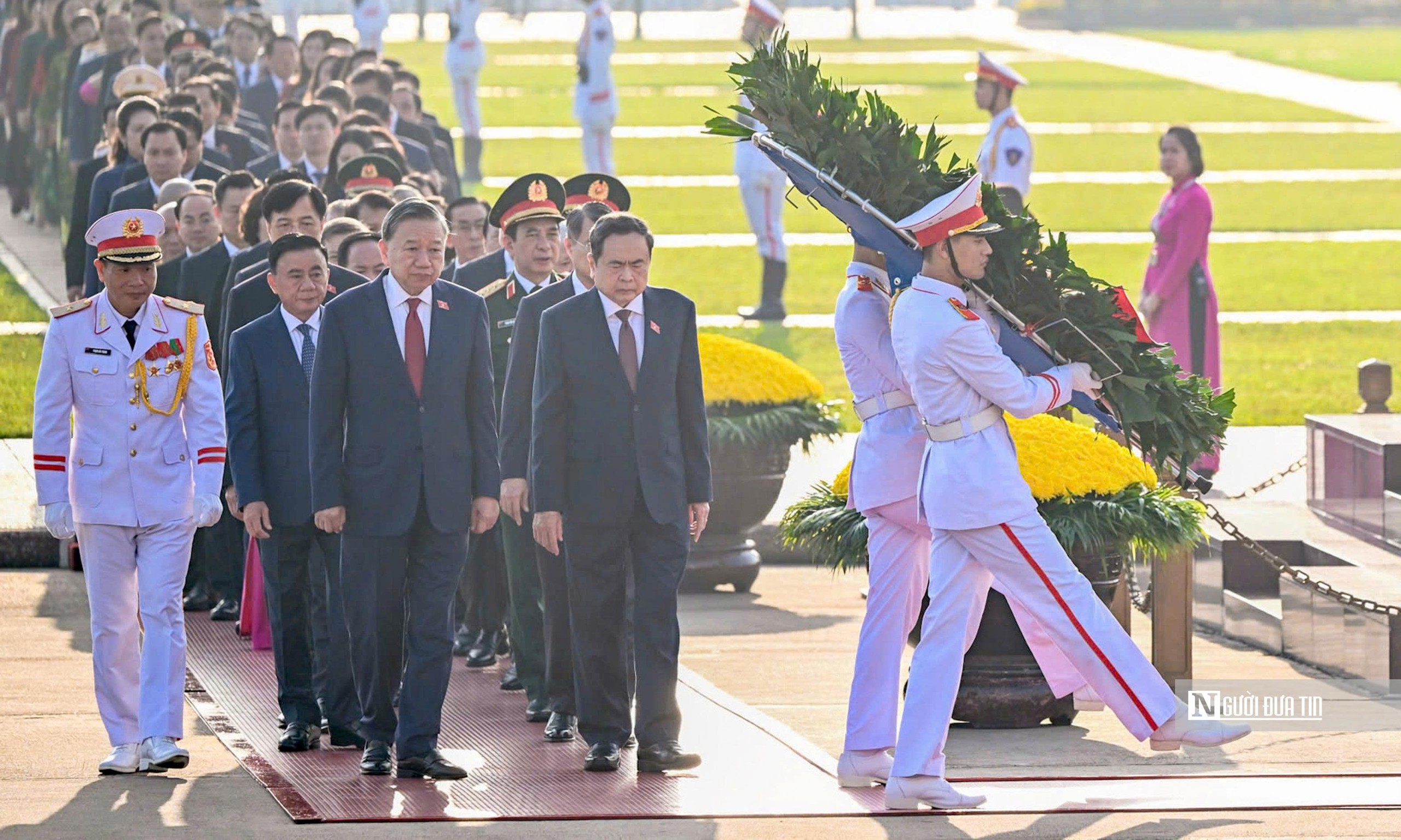 Lãnh đạo Đảng, Nhà nước và các ĐBQH vào Lăng viếng Chủ tịch Hồ Chí Minh - Ảnh 4.