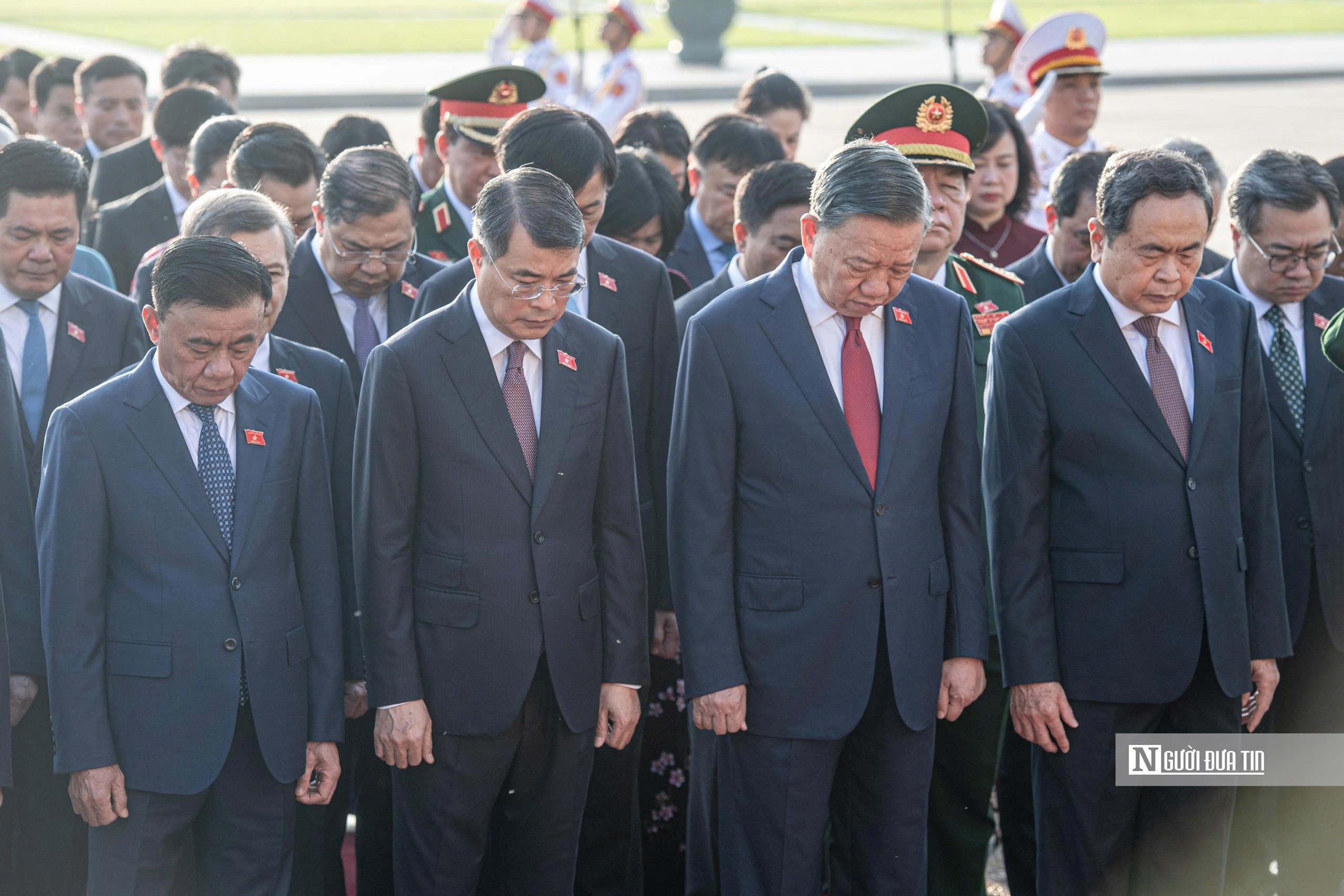 Lãnh đạo Đảng, Nhà nước và các ĐBQH vào Lăng viếng Chủ tịch Hồ Chí Minh - Ảnh 2.
