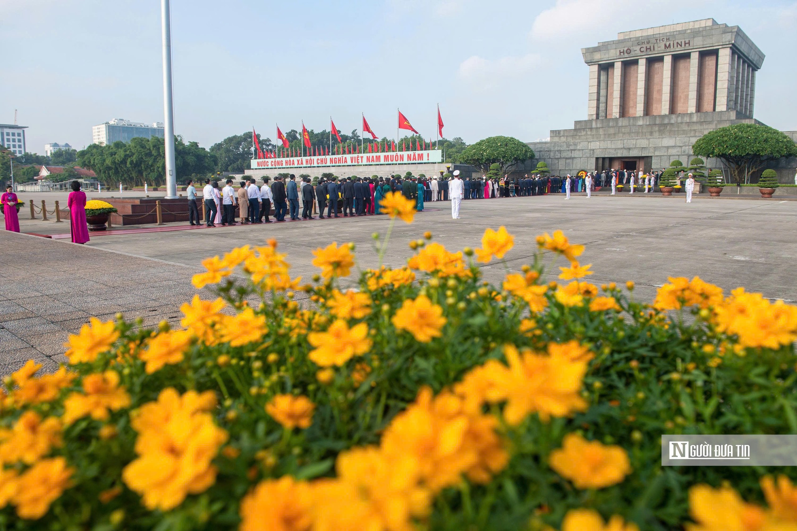 Lãnh đạo Đảng, Nhà nước và các ĐBQH vào Lăng viếng Chủ tịch Hồ Chí Minh - Ảnh 9.