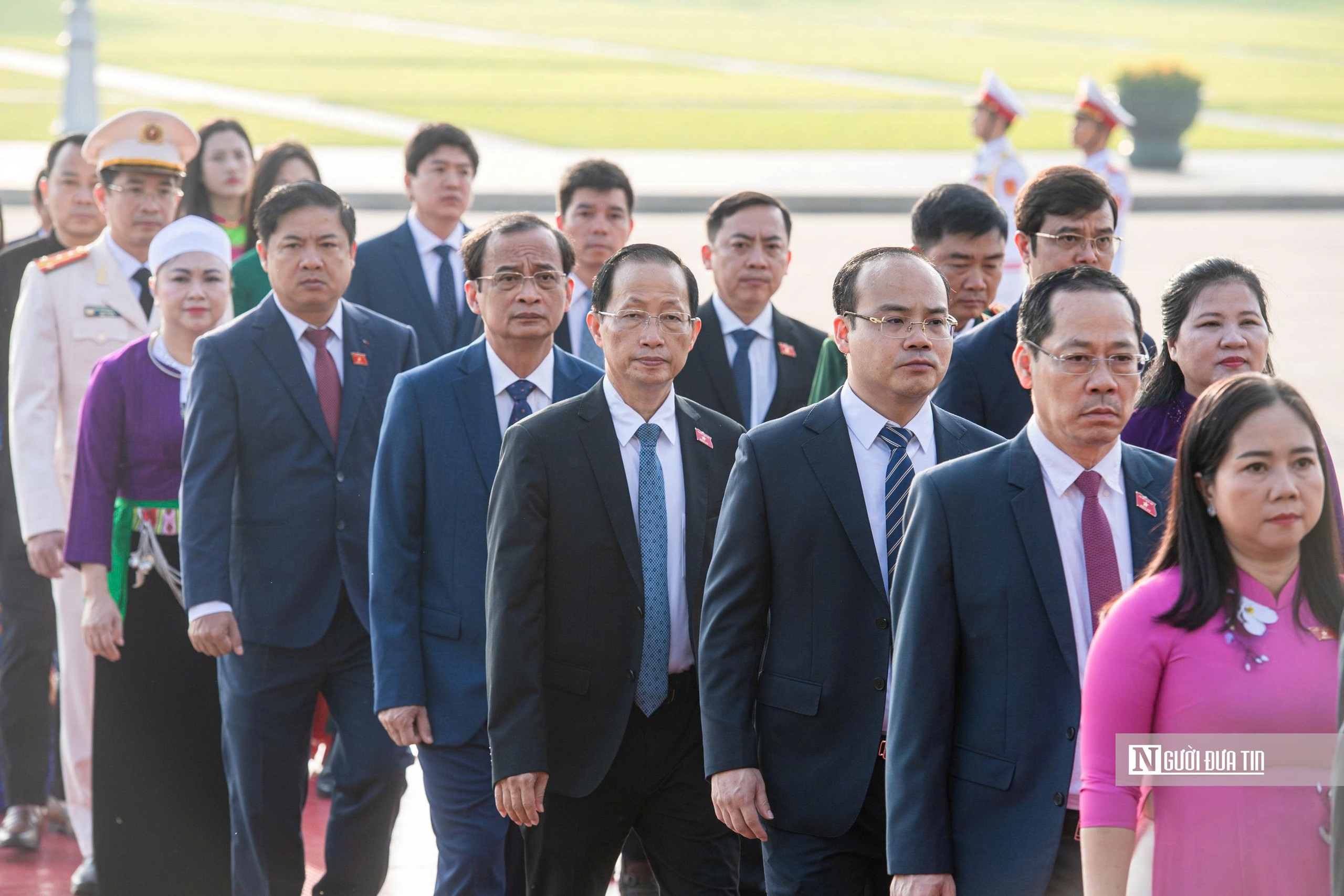 Lãnh đạo Đảng, Nhà nước và các ĐBQH vào Lăng viếng Chủ tịch Hồ Chí Minh - Ảnh 6.