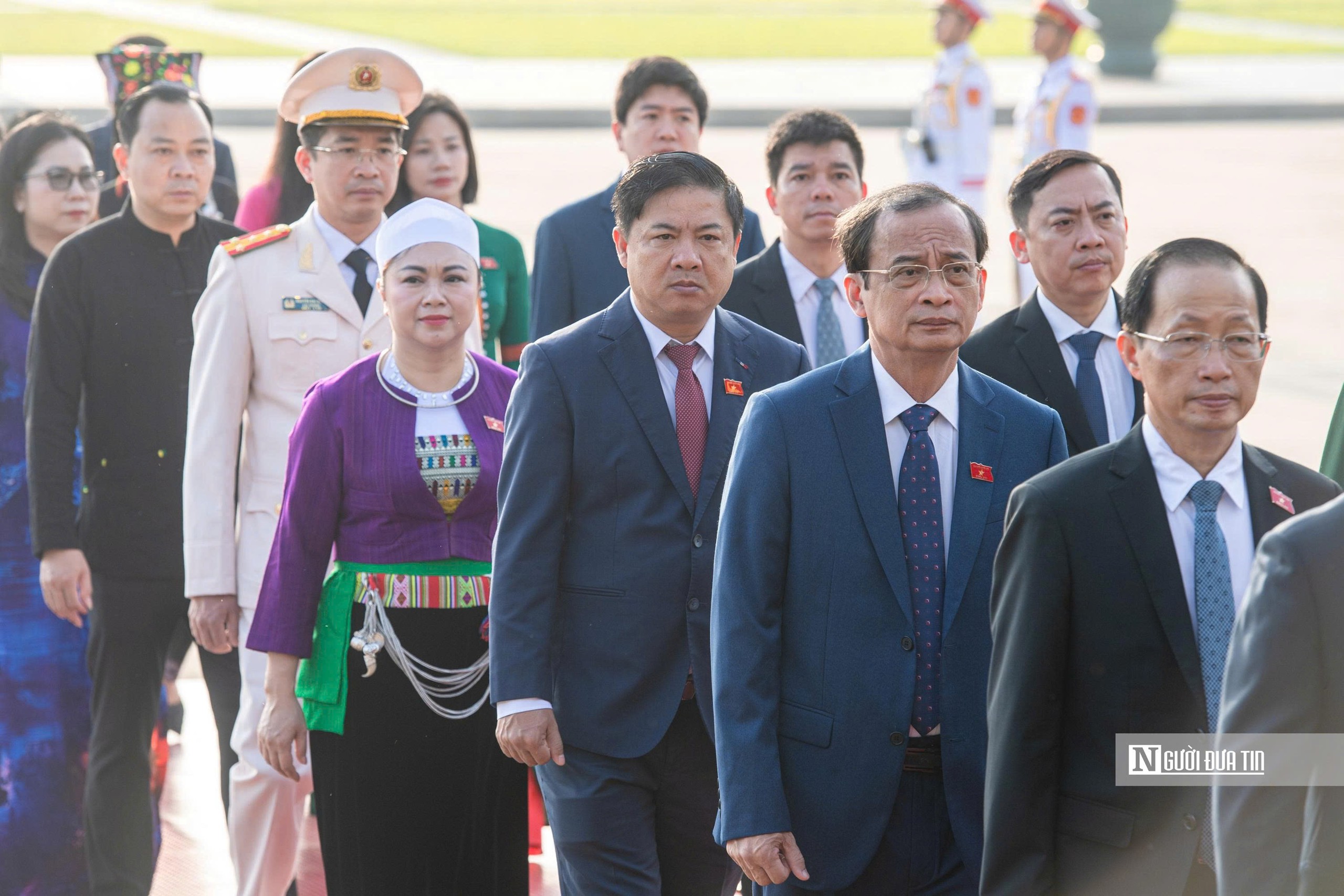 Lãnh đạo Đảng, Nhà nước và các ĐBQH vào Lăng viếng Chủ tịch Hồ Chí Minh - Ảnh 8.