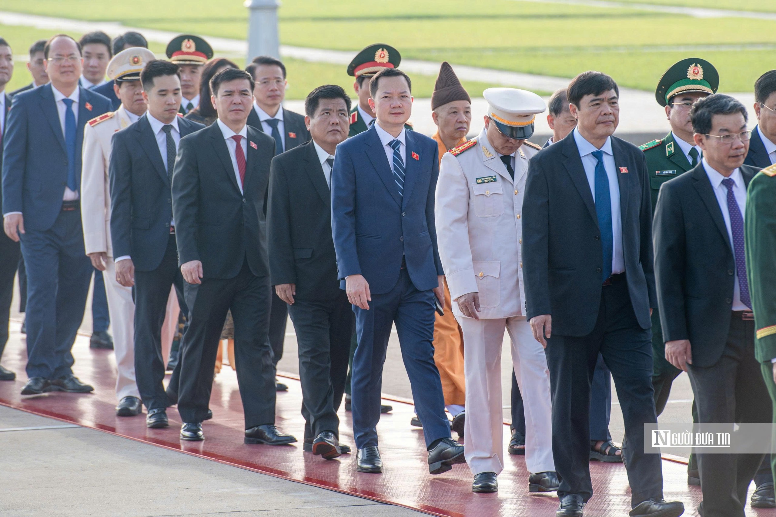 Lãnh đạo Đảng, Nhà nước và các ĐBQH vào Lăng viếng Chủ tịch Hồ Chí Minh - Ảnh 5.
