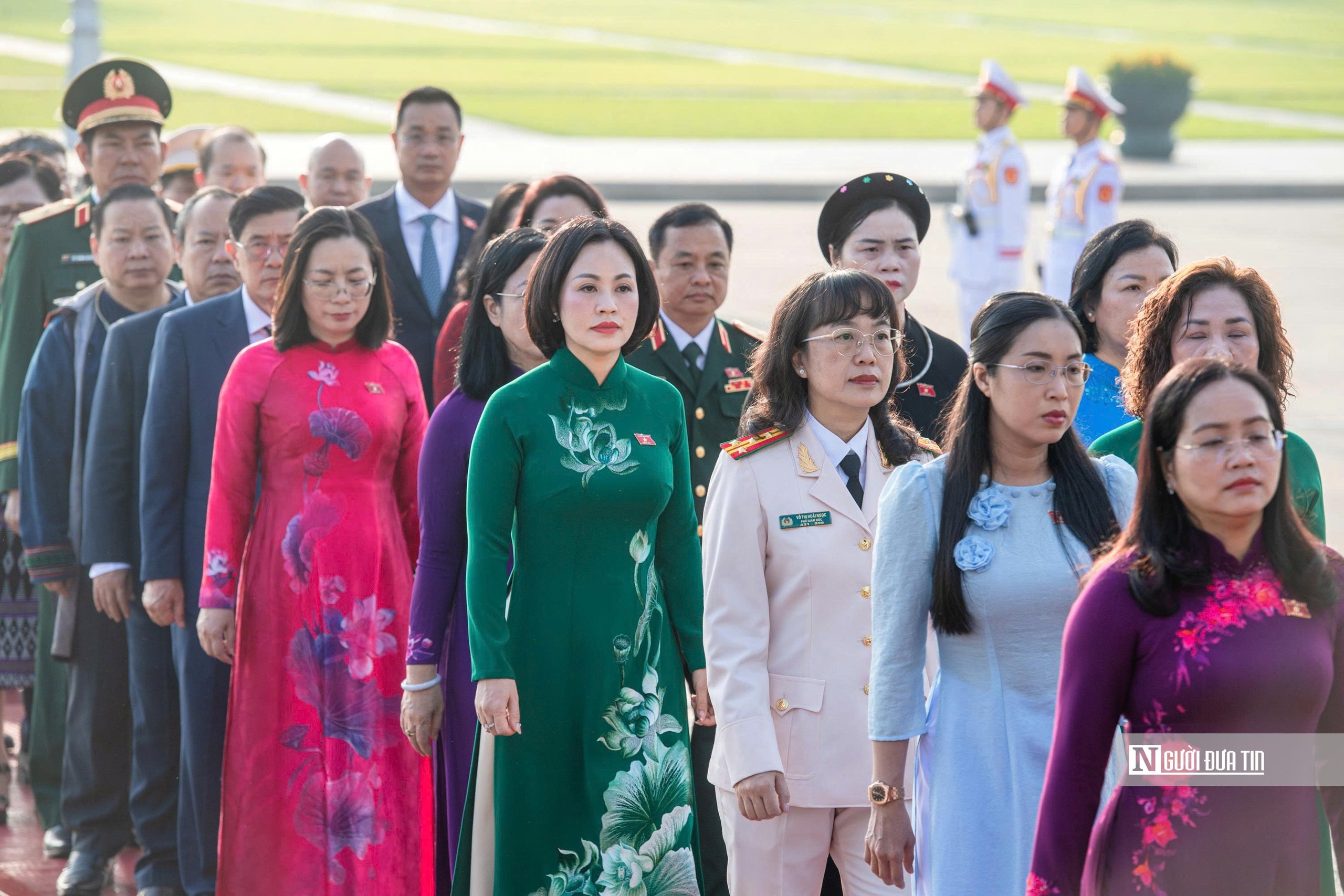 Lãnh đạo Đảng, Nhà nước và các ĐBQH vào Lăng viếng Chủ tịch Hồ Chí Minh - Ảnh 7.
