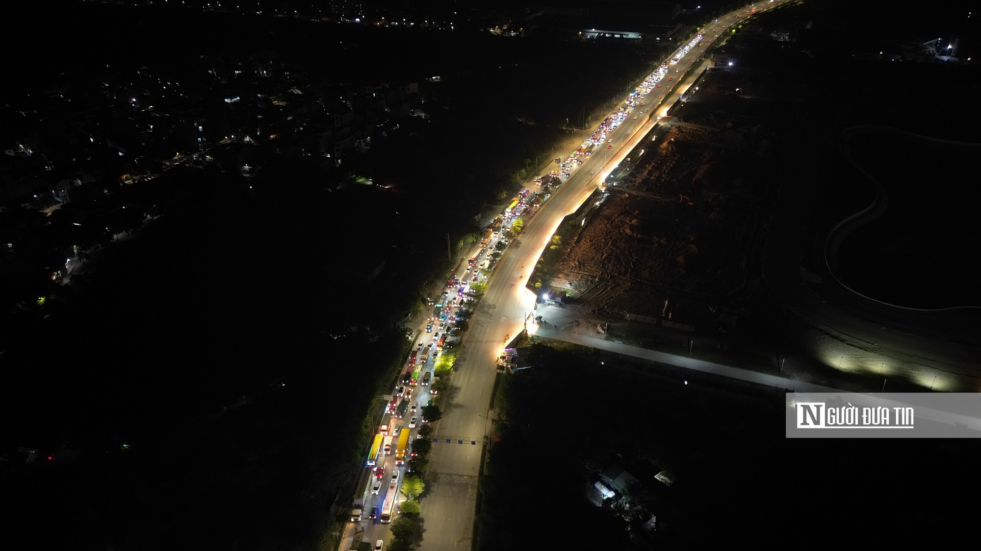 Hà Nội: Ùn tắc đường lên cầu Thăng Long, phương tiện xếp hàng nhiều cây số - Ảnh 1.
