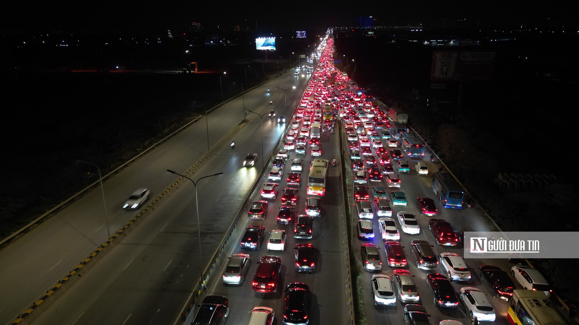 Hà Nội: Dòng phương tiện xếp hàng nhiều cây số để qua cầu Thăng Long vào nội đô - Ảnh 3.