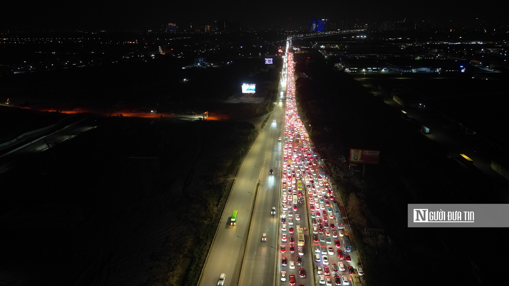 Hà Nội: Dòng phương tiện xếp hàng nhiều cây số để qua cầu Thăng Long vào nội đô - Ảnh 5.