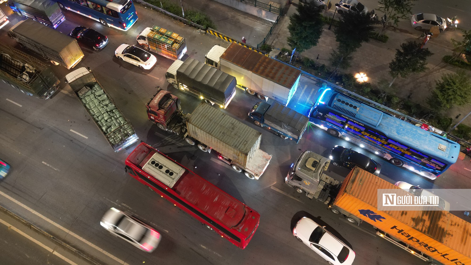 Hà Nội: Dòng phương tiện xếp hàng nhiều cây số để qua cầu Thăng Long vào nội đô - Ảnh 6.