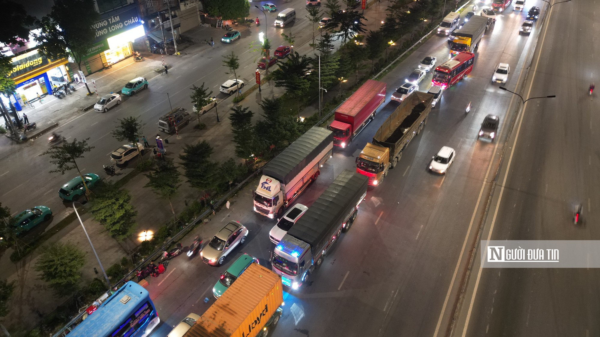 Hà Nội: Dòng phương tiện xếp hàng nhiều cây số để qua cầu Thăng Long vào nội đô - Ảnh 7.