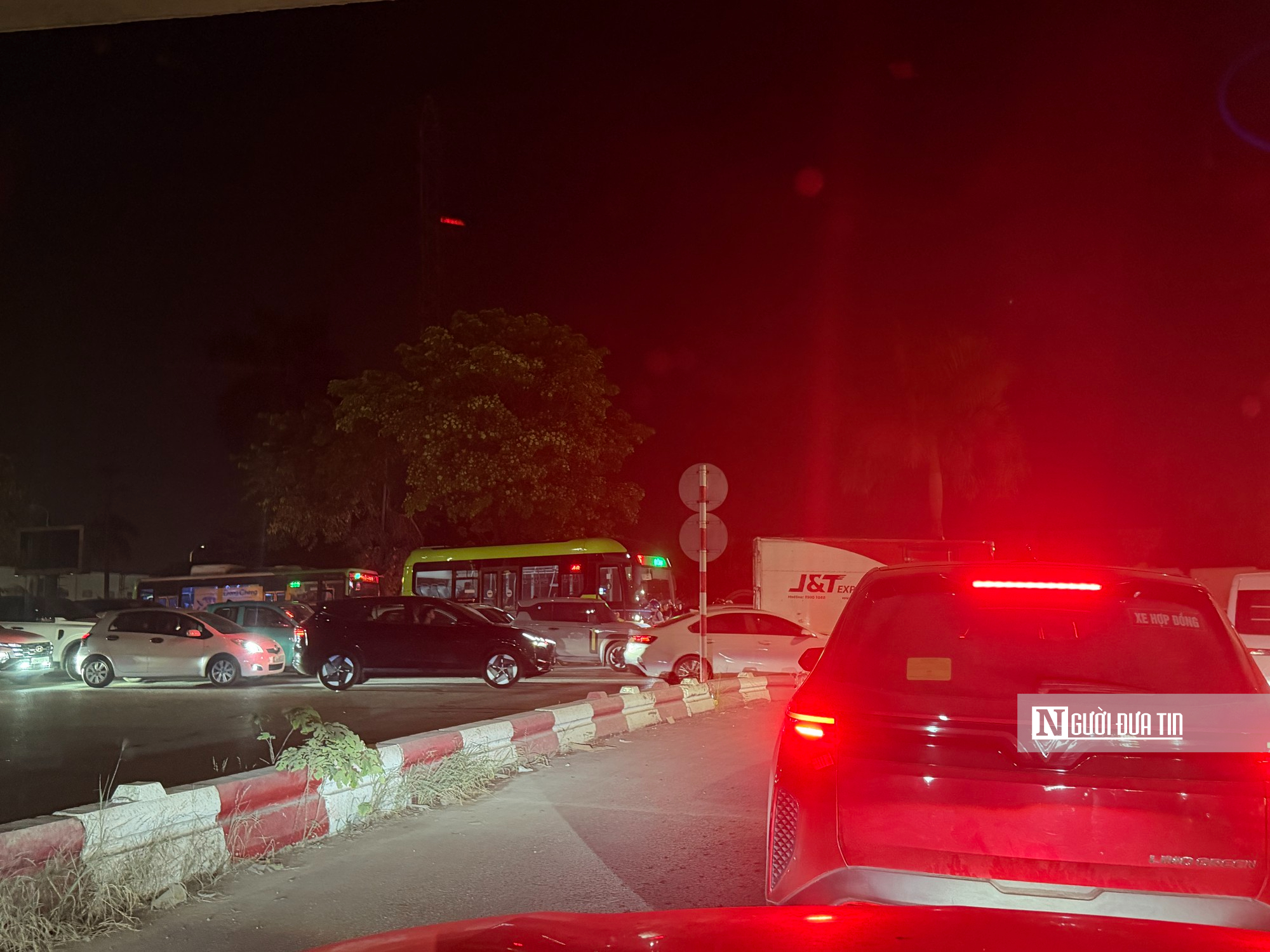 Hà Nội: Dòng phương tiện xếp hàng nhiều cây số để qua cầu Thăng Long vào nội đô - Ảnh 15.