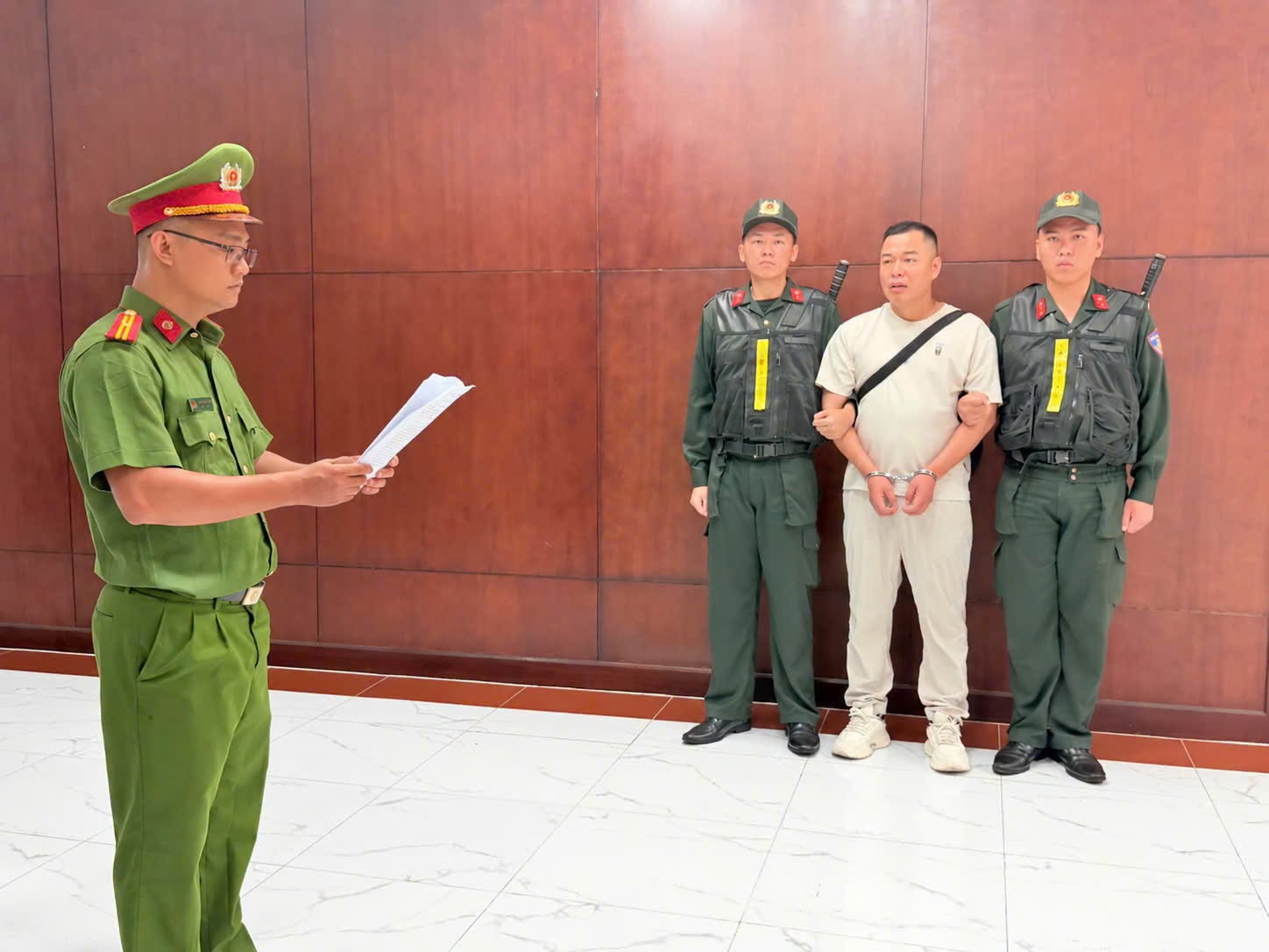 Chồng cũ Hằng Du Mục bị bắt giam, sản phẩm táo đỏ liên quan vụ án gì? - Ảnh 1.