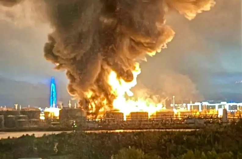 Cảng dầu ở St. Petersburg bị tập kích, ông Zelensky nói Nga mở 76 cuộc tấn công vào Ukraine trong một tuần- Ảnh 1.