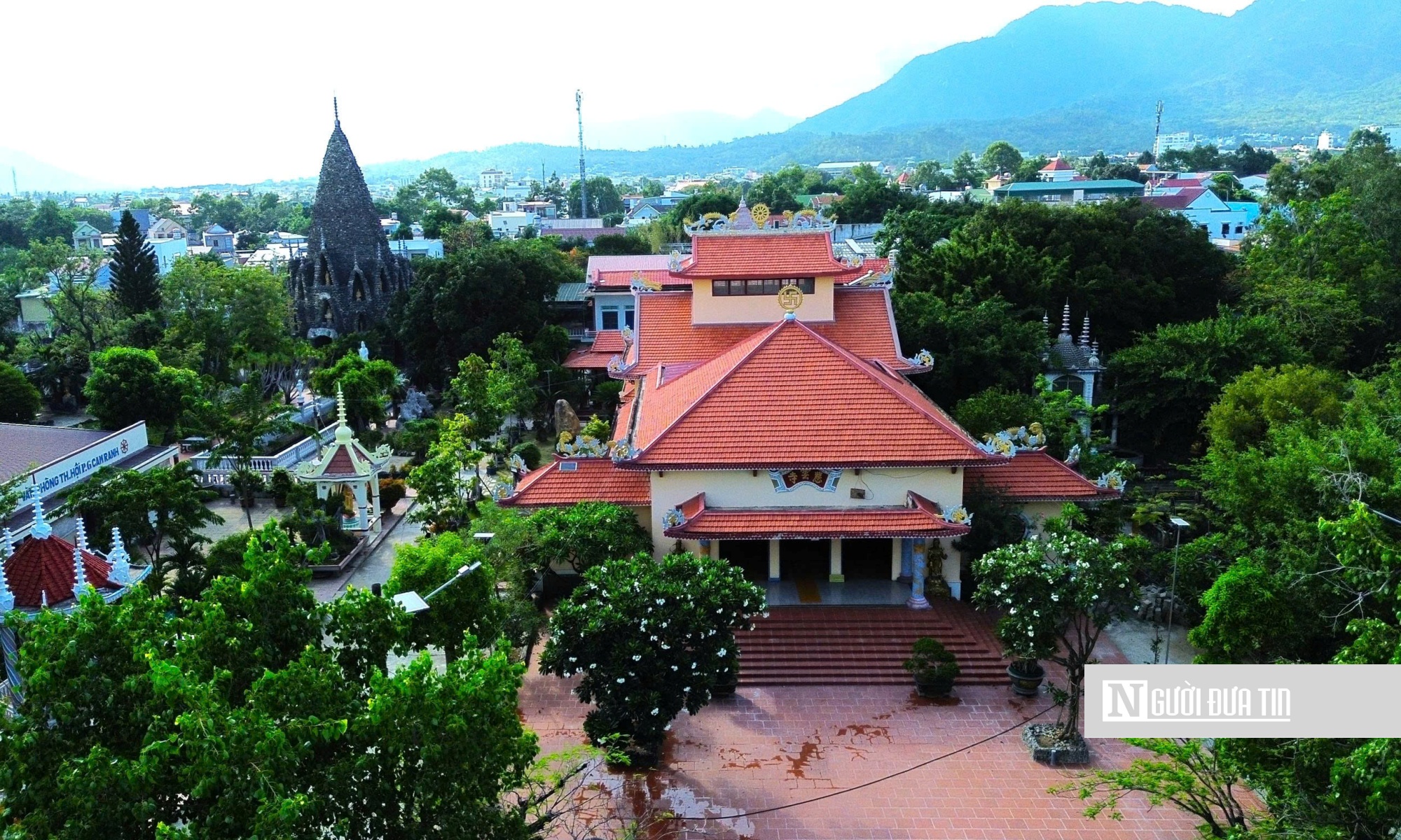 Chiêm ngưỡng bảo tháp ở Khánh Hòa được gắn hàng triệu vỏ ốc- Ảnh 1.