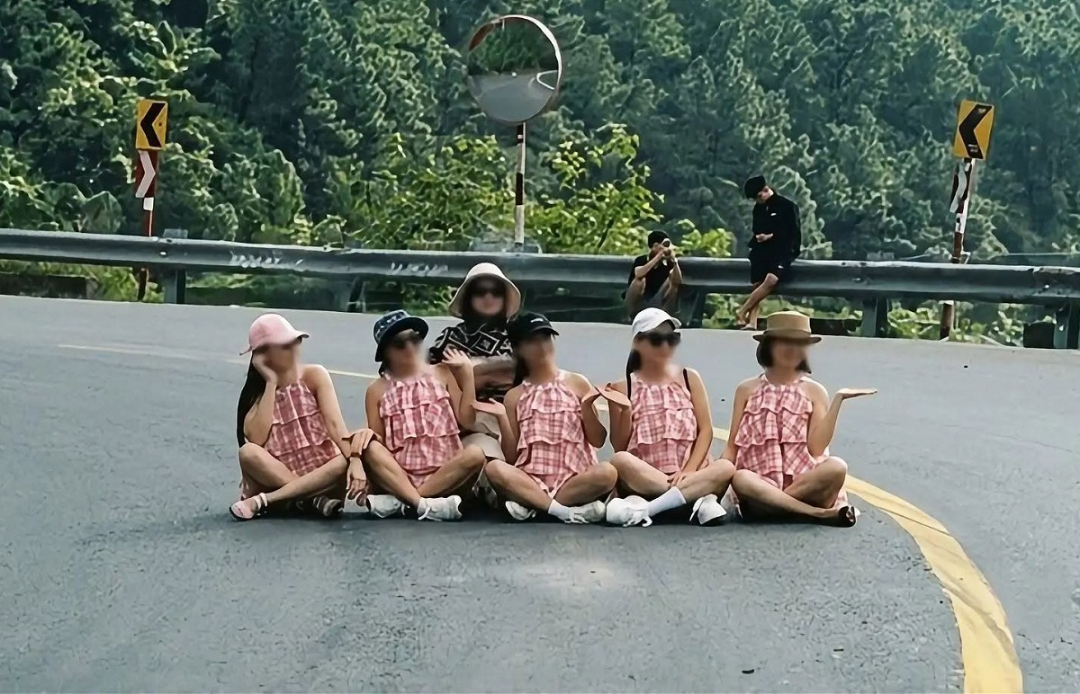 Xử phạt 6 phụ nữ ngồi giữa khúc cua đường đèo Hải Vân chụp ảnh- Ảnh 1.