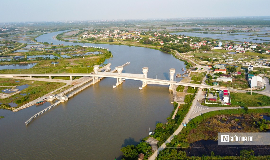 Cận cảnh đập nước di động 800 tỷ "ngăn mặn, giữ ngọt" giữa s&ocirc;ng L&egrave;n- Ảnh 1.
