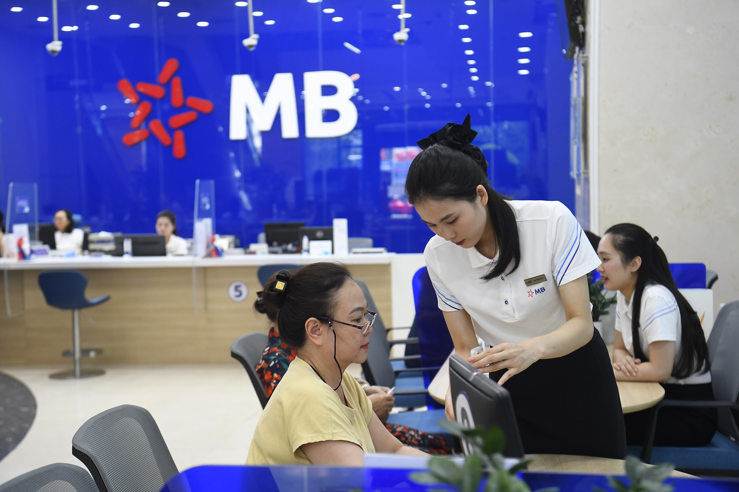 MB giảm lãi suất cho vay tới 2%/năm, nhiều ngân hàng nhập cuộc- Ảnh 1.