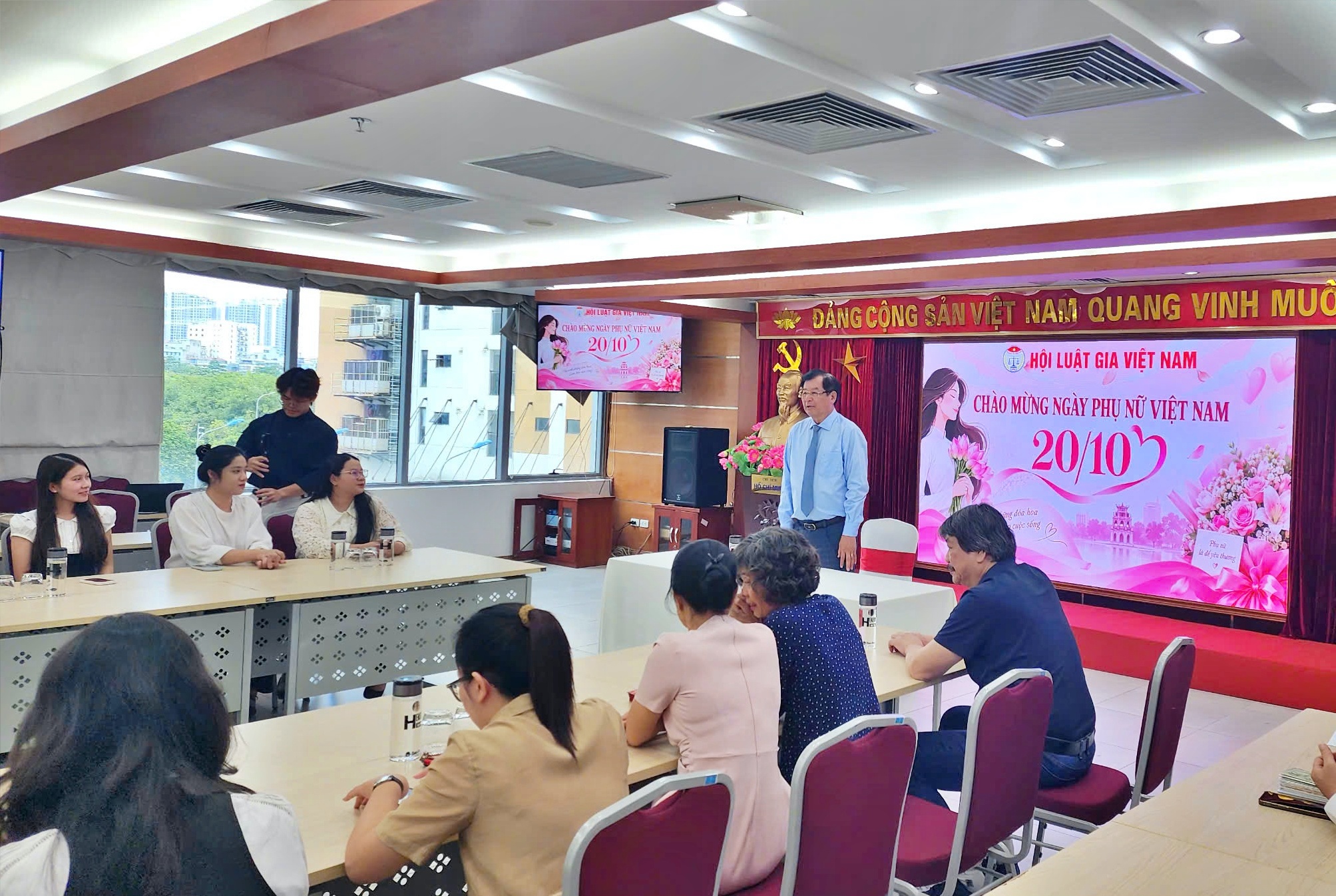 Hội Luật gia Việt Nam tri ân những đóng góp của nữ cán bộ nhân ngày 20/10- Ảnh 1.