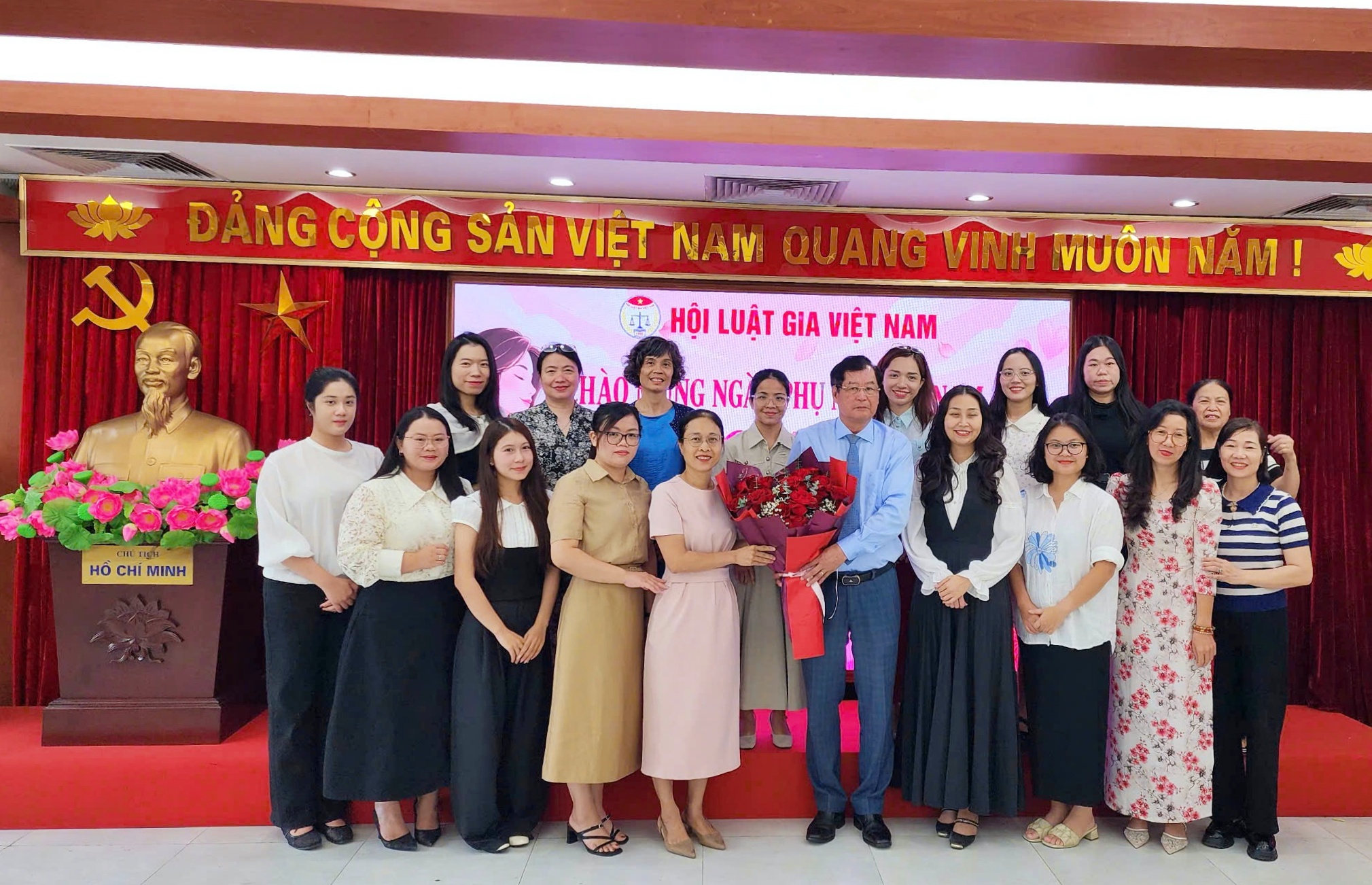 Hội Luật gia Việt Nam tri ân những đóng góp của nữ cán bộ nhân ngày 20/10- Ảnh 2.