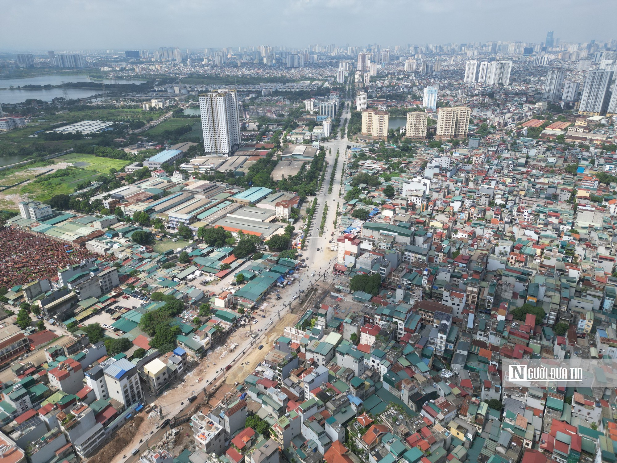 Ngổn ngang công trường đường Lĩnh Nam, người dân “oằn mình” đi lại - Ảnh 1.
