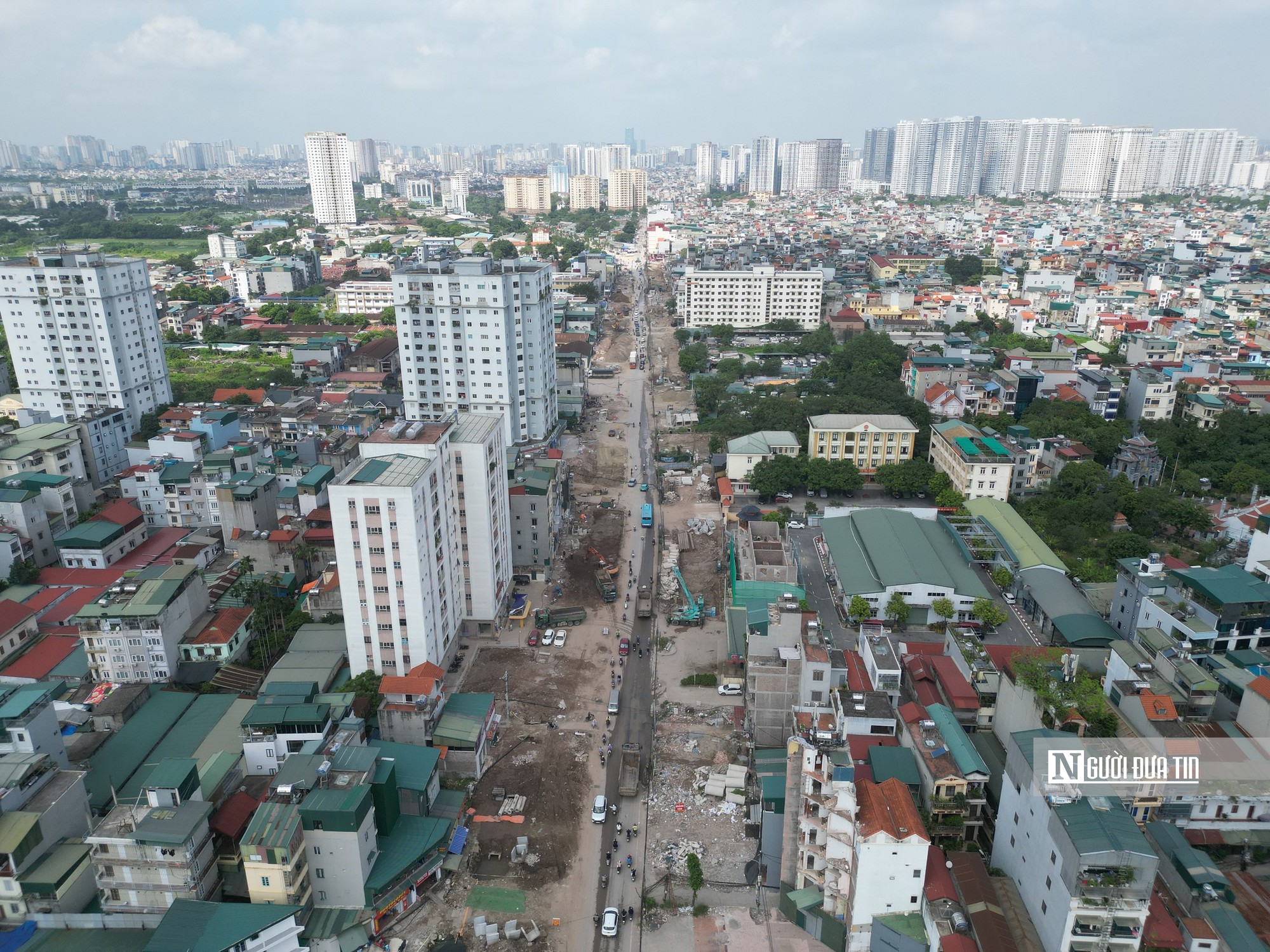 Ngổn ngang công trường đường Lĩnh Nam, người dân “oằn mình” đi lại - Ảnh 2.