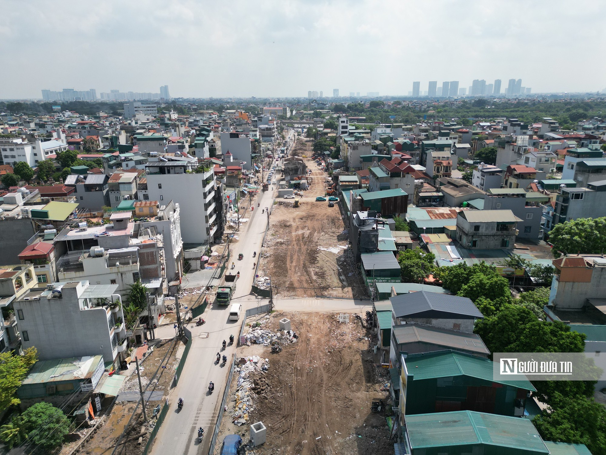 Ngổn ngang công trường đường Lĩnh Nam, người dân “oằn mình” đi lại - Ảnh 3.