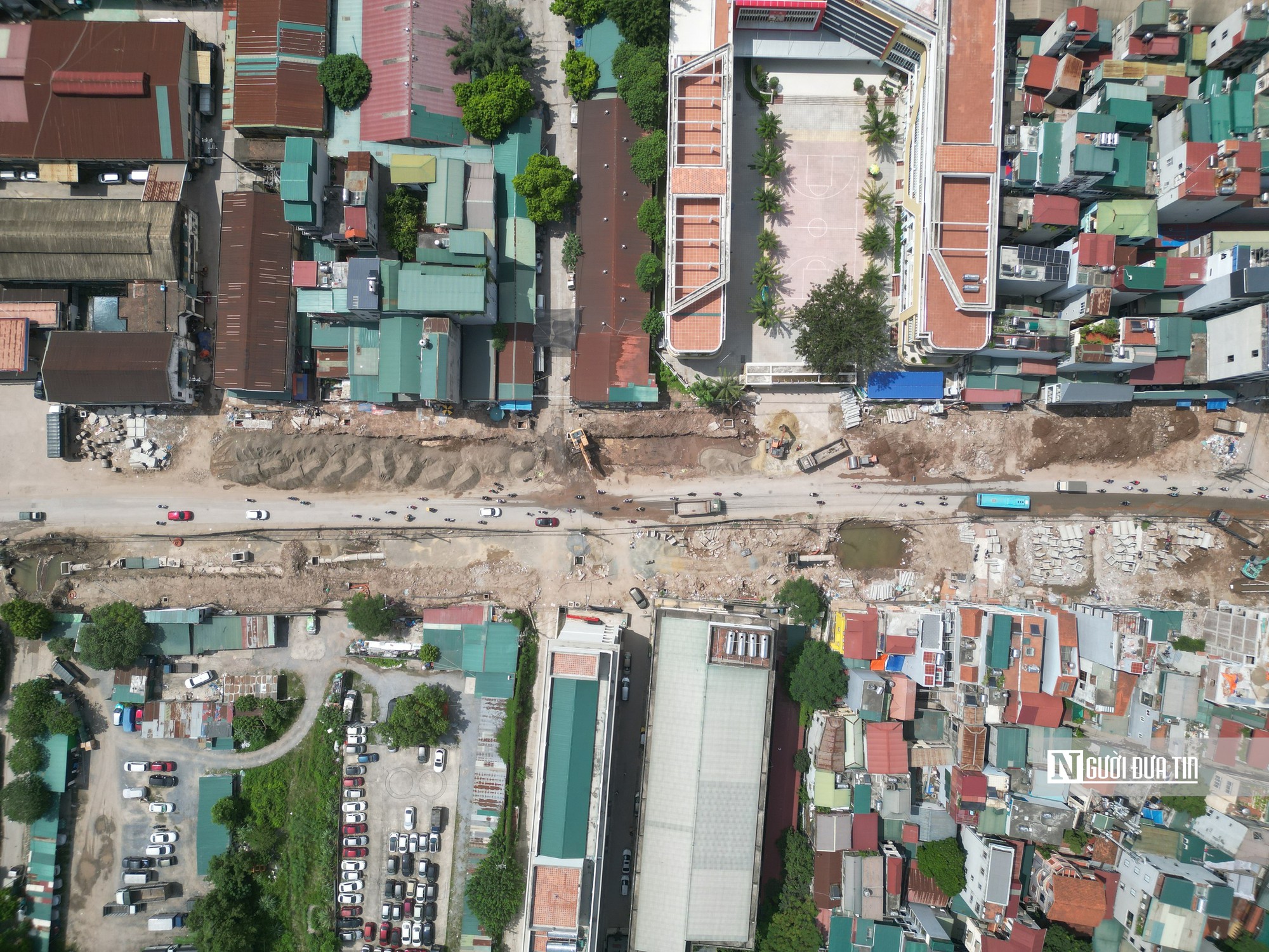 Ngổn ngang công trường đường Lĩnh Nam, người dân “oằn mình” đi lại - Ảnh 4.