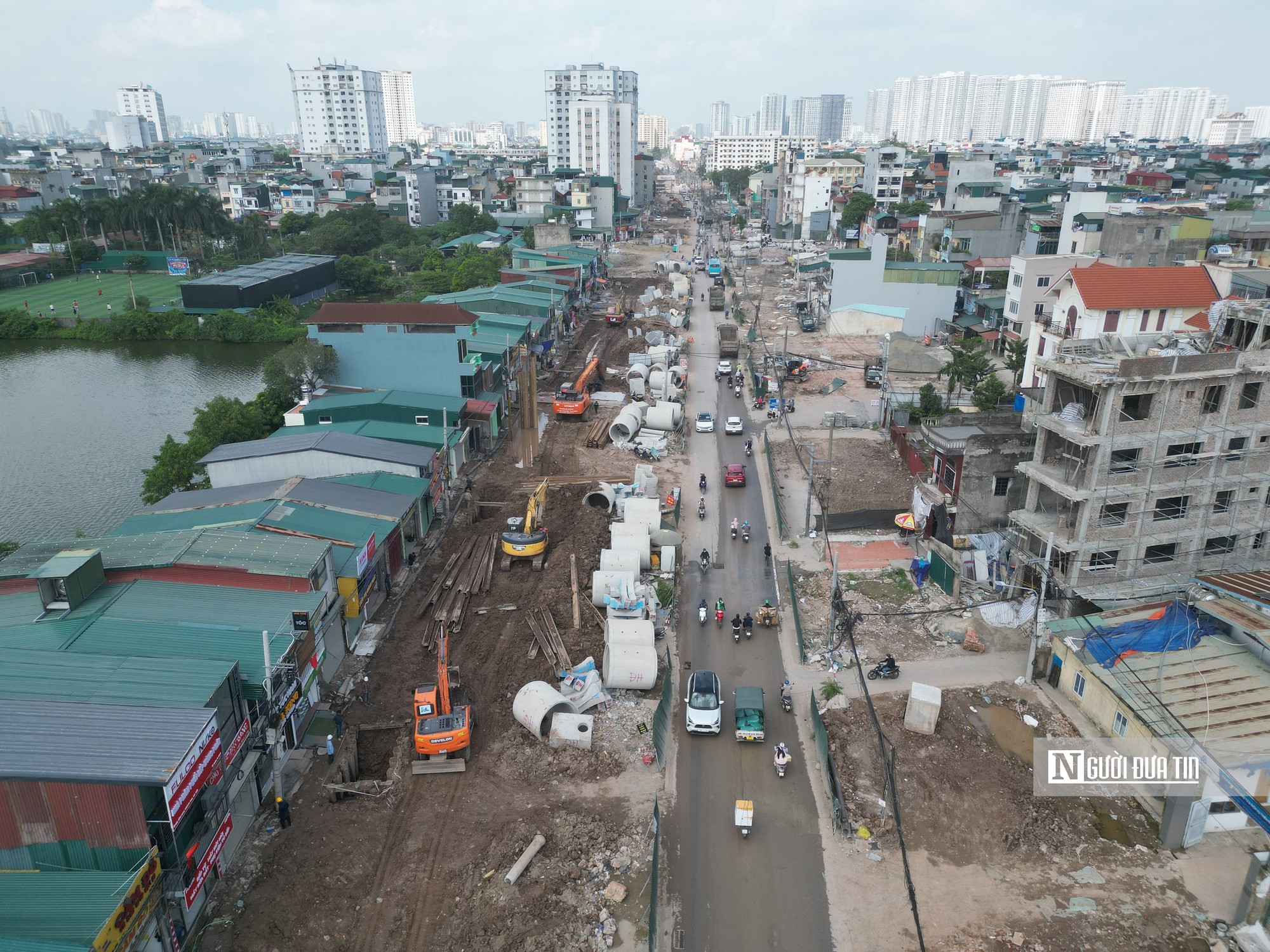 Ngổn ngang công trường đường Lĩnh Nam, người dân “oằn mình” đi lại - Ảnh 5.