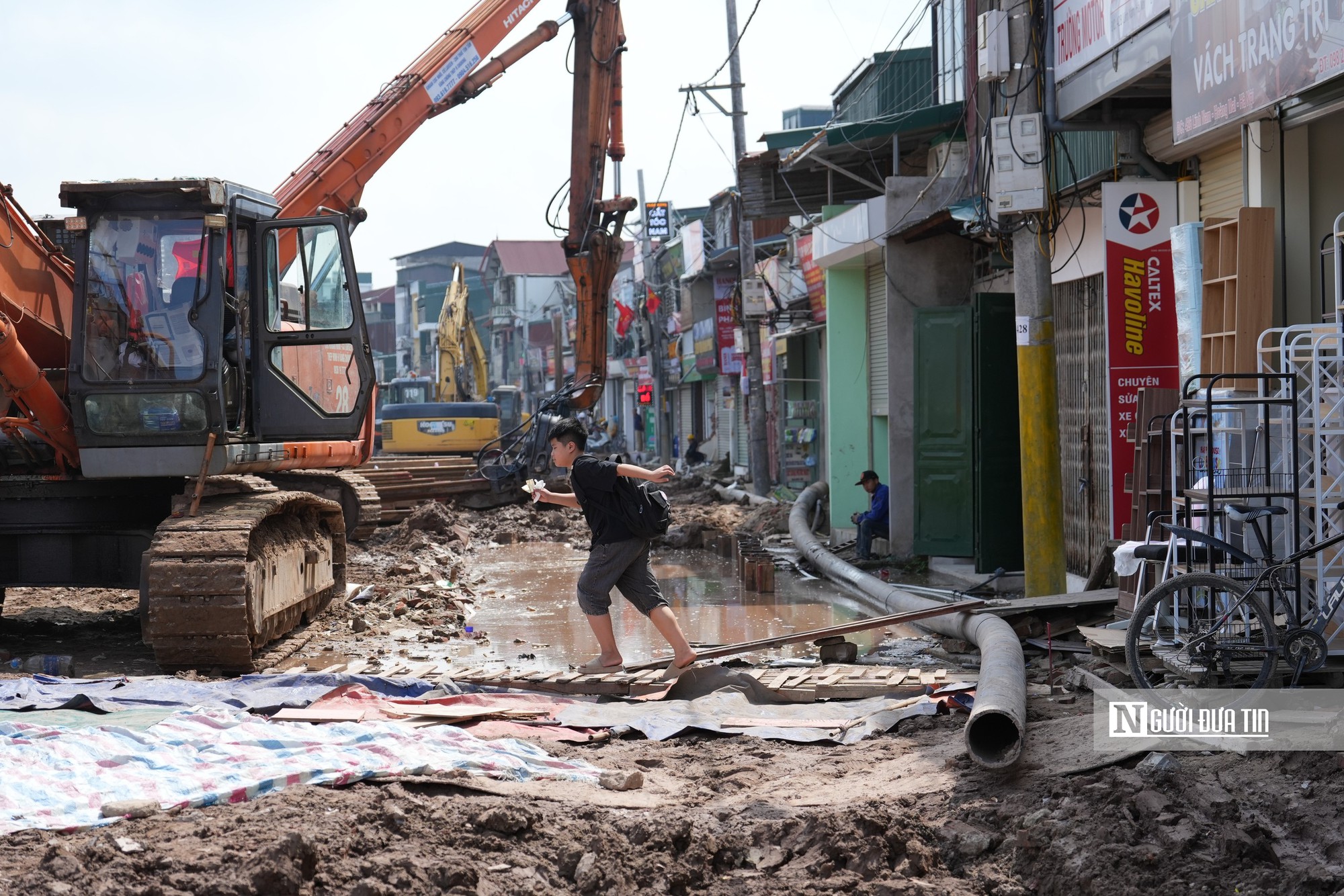 Ngổn ngang công trường đường Lĩnh Nam, người dân “oằn mình” đi lại - Ảnh 10.