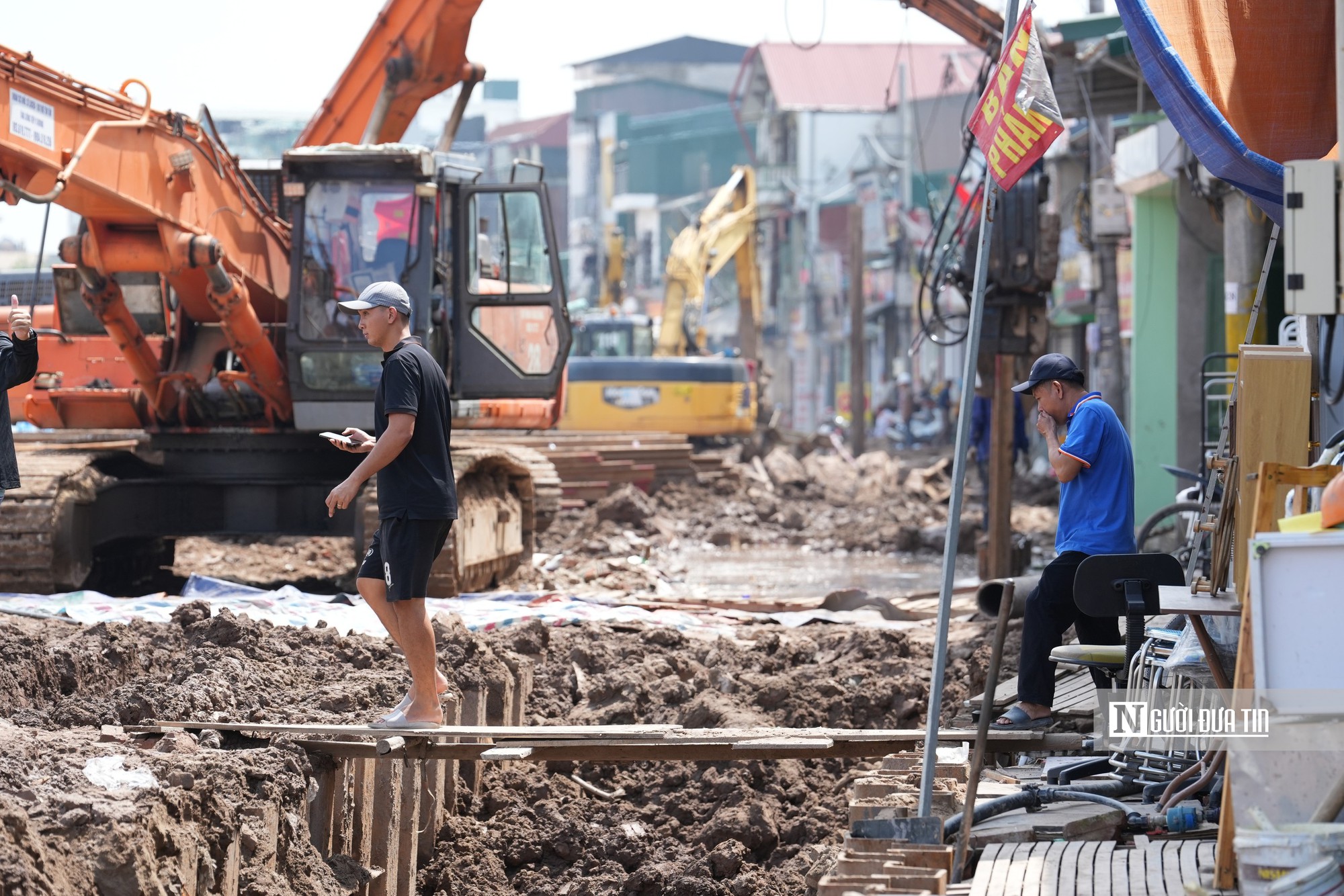 Ngổn ngang công trường đường Lĩnh Nam, người dân “oằn mình” đi lại - Ảnh 11.