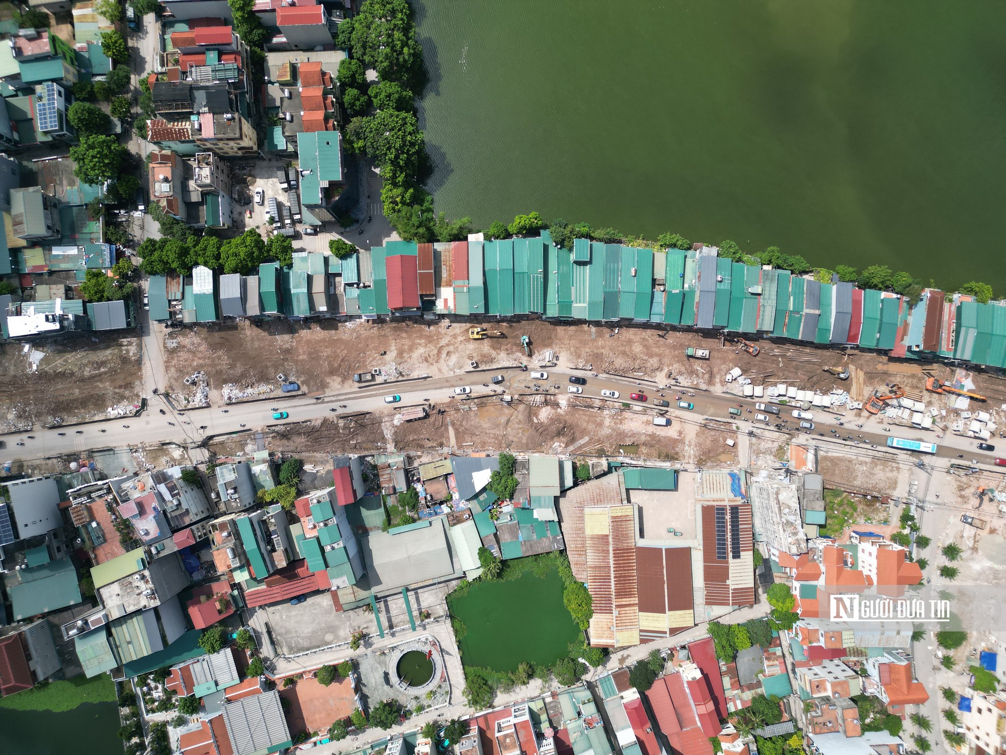 Ngổn ngang công trường đường Lĩnh Nam, người dân “oằn mình” đi lại - Ảnh 19.