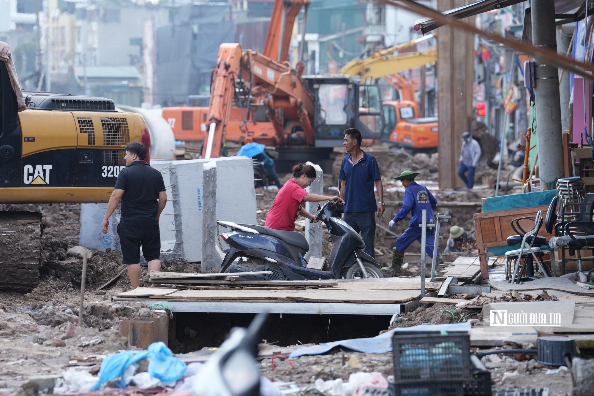 Ngổn ngang công trường đường Lĩnh Nam, người dân “oằn mình” đi lại - Ảnh 6.