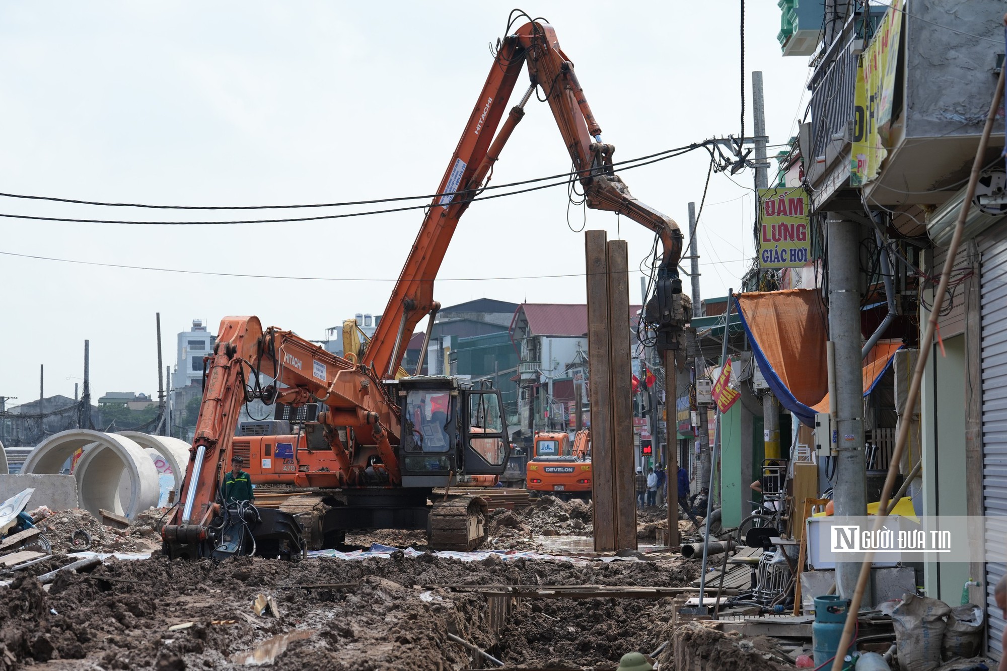 Ngổn ngang công trường đường Lĩnh Nam, người dân “oằn mình” đi lại - Ảnh 7.