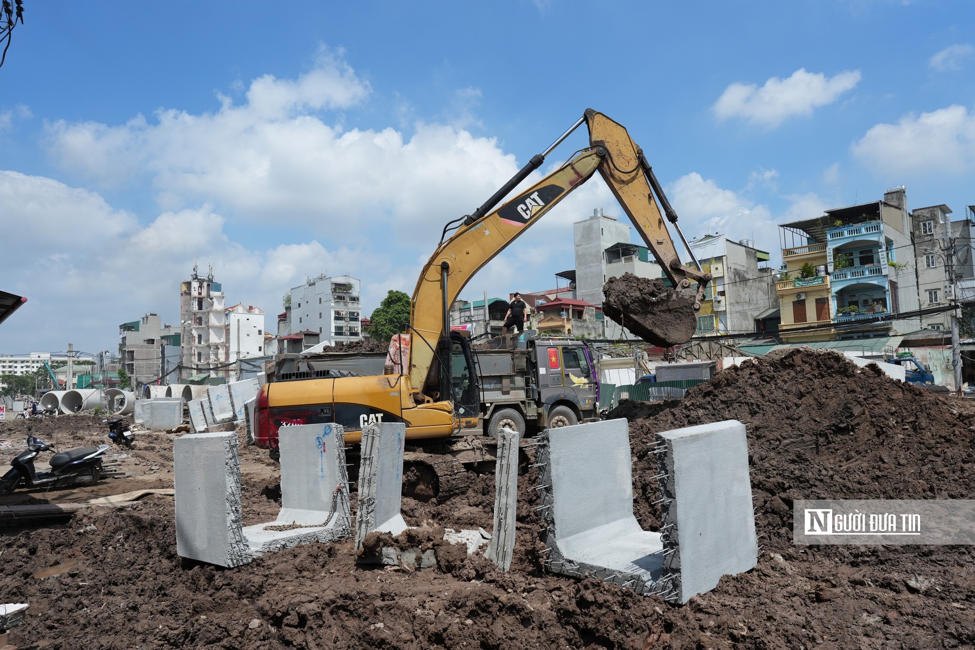 Ngổn ngang công trường đường Lĩnh Nam, người dân “oằn mình” đi lại - Ảnh 8.