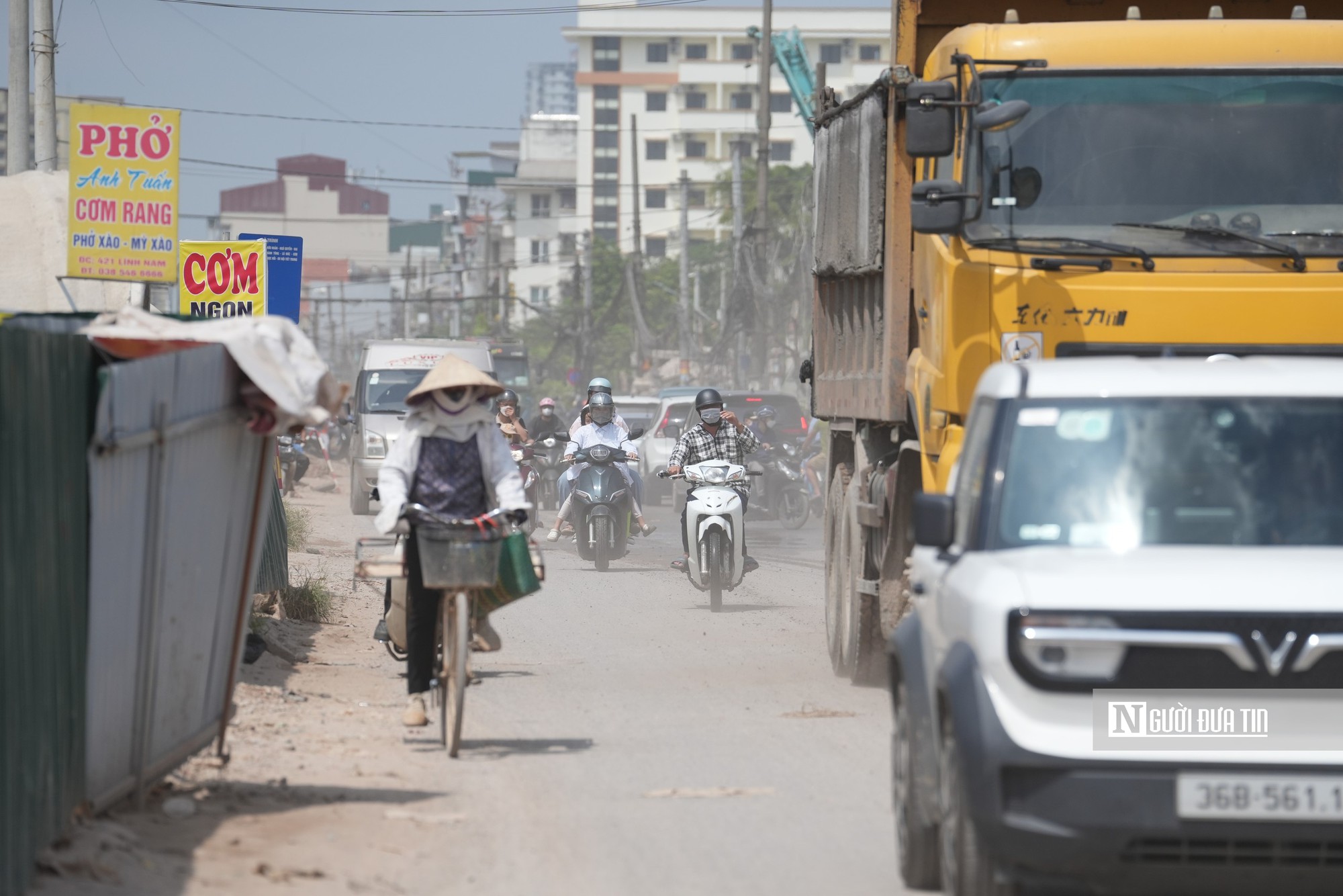 Ngổn ngang công trường đường Lĩnh Nam, người dân “oằn mình” đi lại - Ảnh 14.