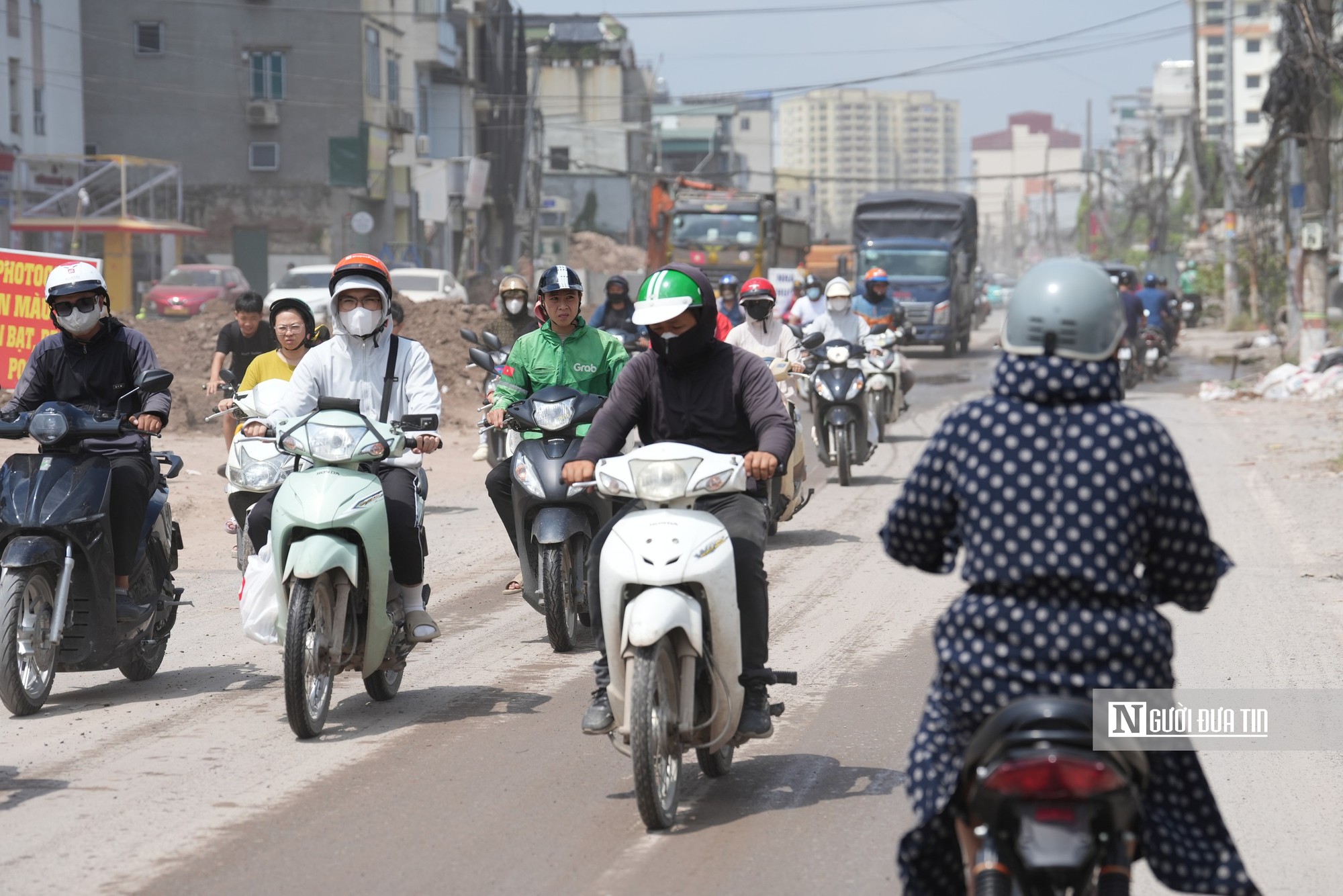 Ngổn ngang công trường đường Lĩnh Nam, người dân “oằn mình” đi lại - Ảnh 15.