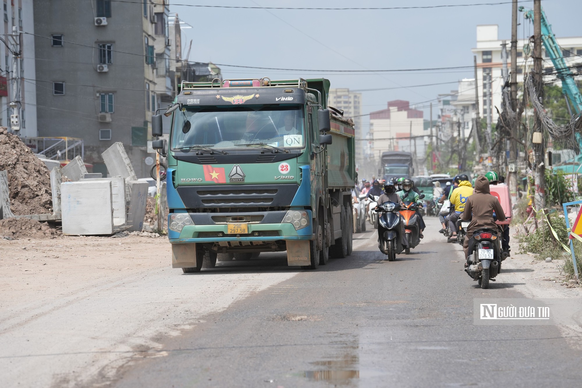 Ngổn ngang công trường đường Lĩnh Nam, người dân “oằn mình” đi lại - Ảnh 16.