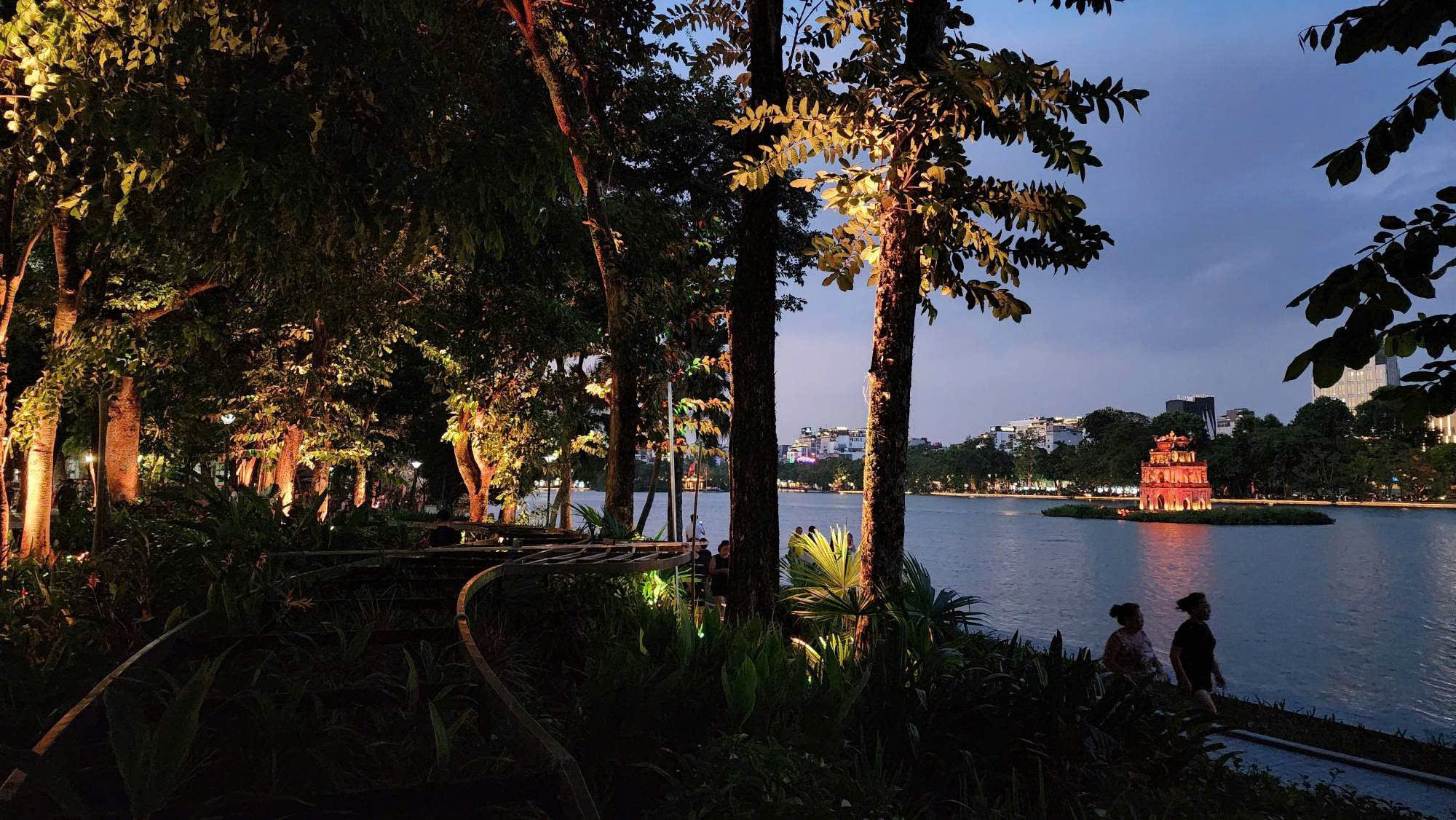Không gian nghệ thuật “Dải lụa ký ức” bên hồ Hoàn Kiếm- Ảnh 3.