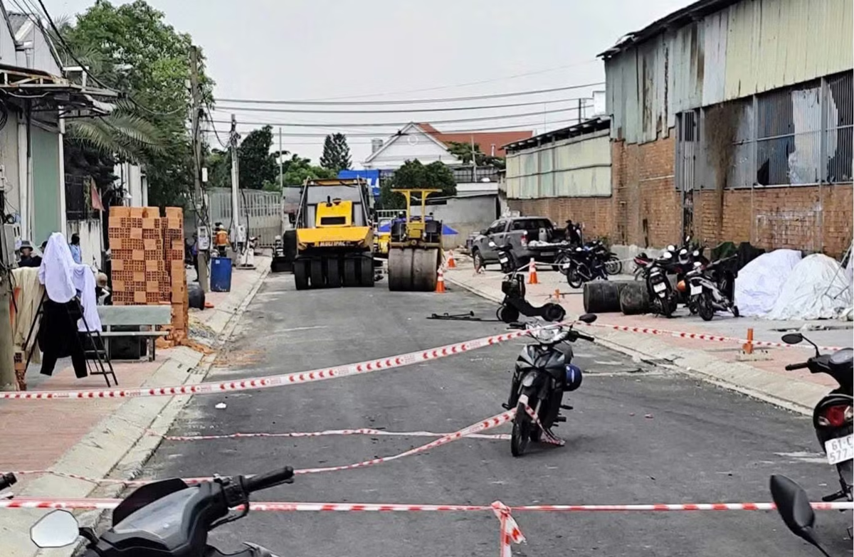 Đang đứng thổi bụi, người đàn ông bị xe lu cán tử vong - Ảnh 1.