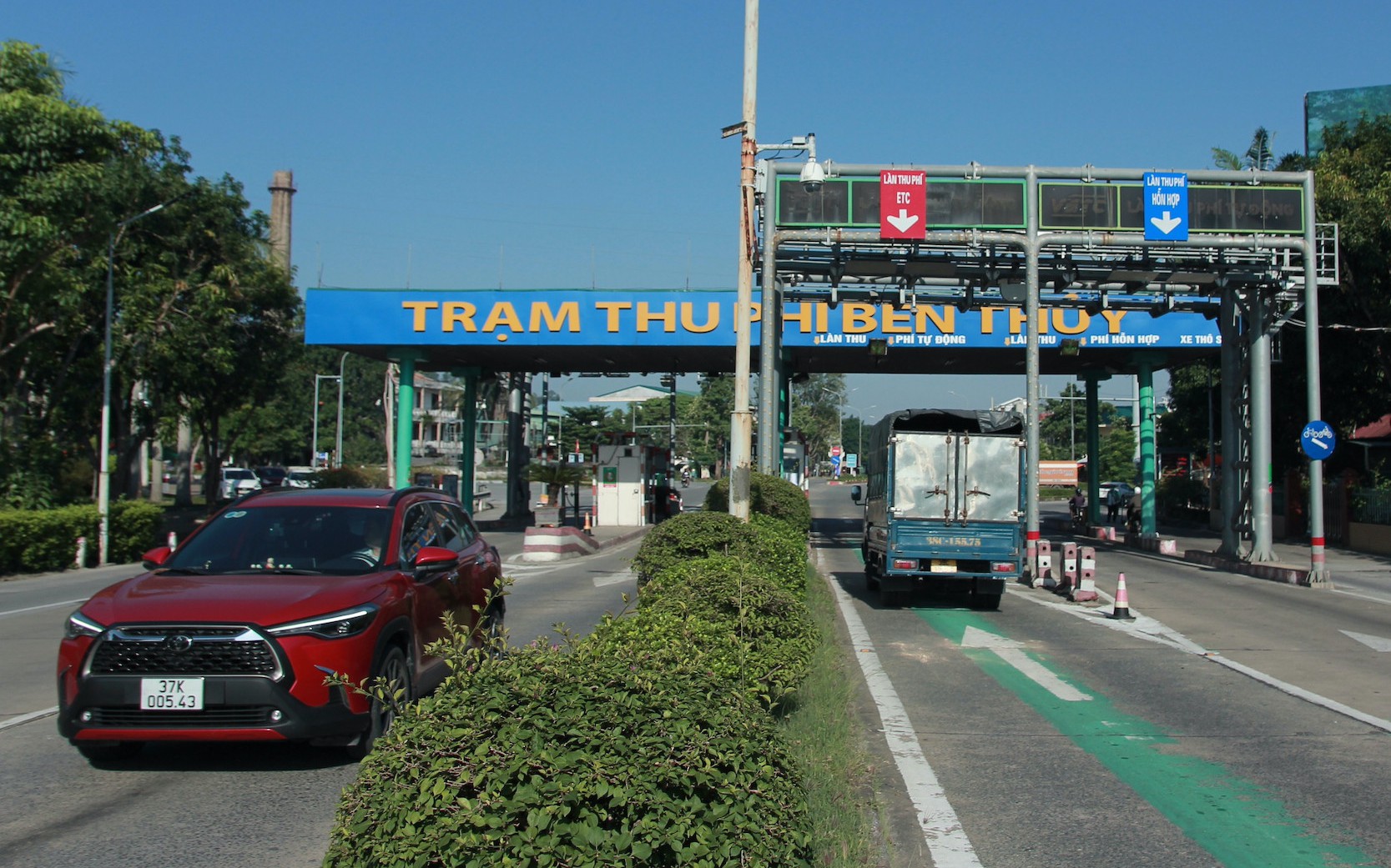 Xe đầu k&eacute;o vượt đ&egrave;n đỏ, t&ocirc;ng g&atilde;y cần chắn đường sắt bị phạt l&ecirc;n đến 25 triệu đồng - Ảnh 2.
