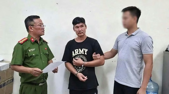 Bắt người đàn ông cầm dao bầu truy đuổi, tấn công cán bộ công an - Ảnh 1.