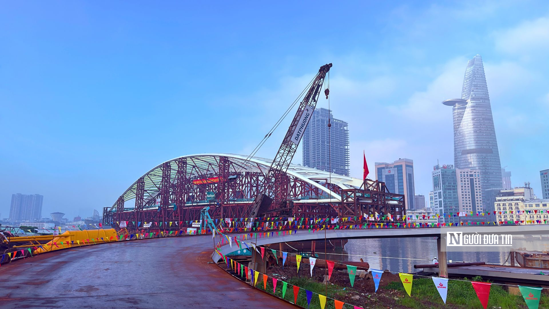 Khoảnh khắc lịch sử hợp long cầu đi bộ hình lá dừa nước bắc qua song Sài Gòn - Ảnh 16.