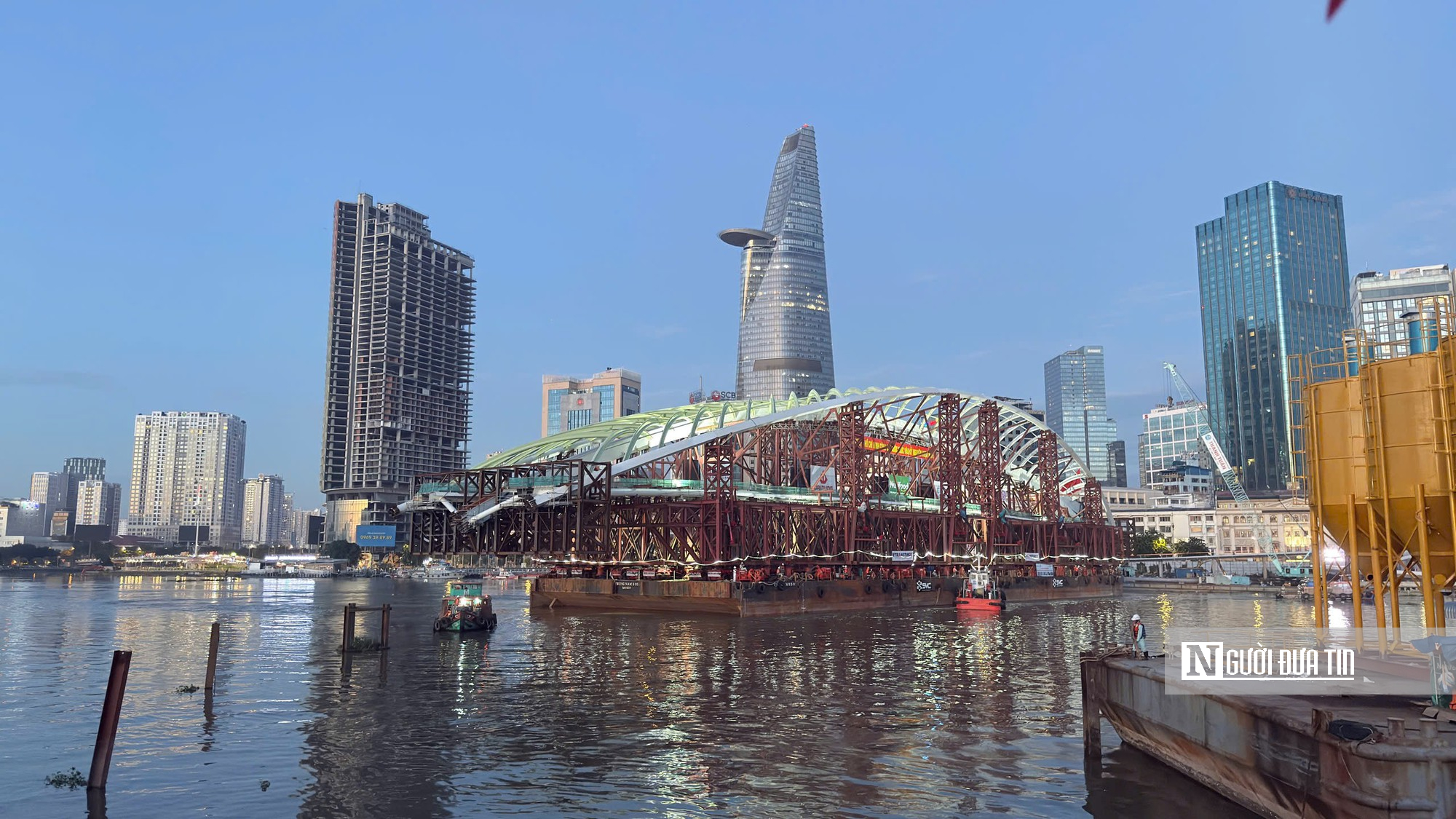 Khoảnh khắc lịch sử hợp long cầu đi bộ hình lá dừa nước bắc qua song Sài Gòn - Ảnh 19.