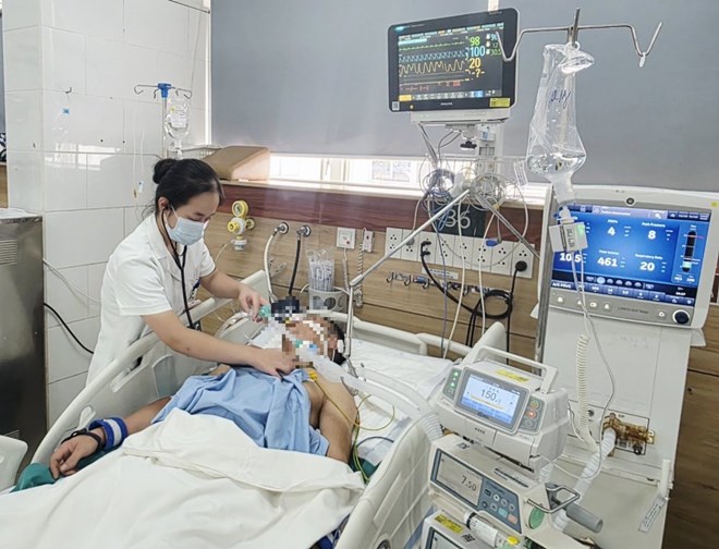 Bệnh viện Bạch Mai thông tin về tình hình sức khỏe 7 nạn nhân trong vụ ngộ độc khí clo - Ảnh 1.