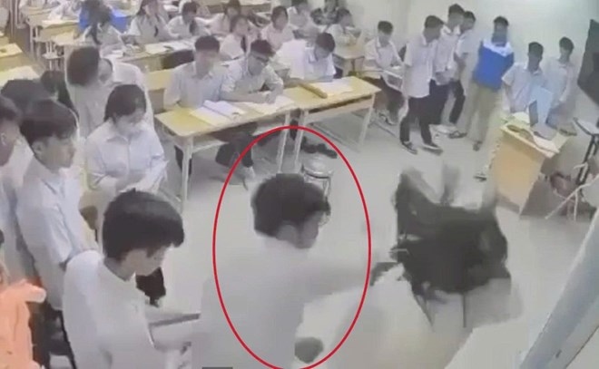 Tạm giữ nam sinh hành hung giáo viên ngay trên bục giảng - Ảnh 1.