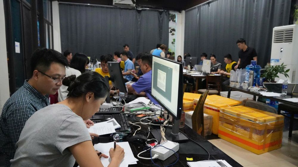 Đột kích khách sạn ở Thanh Hóa, bắt 118 đối tượng trong đường dây lừa đảo - Ảnh 2.