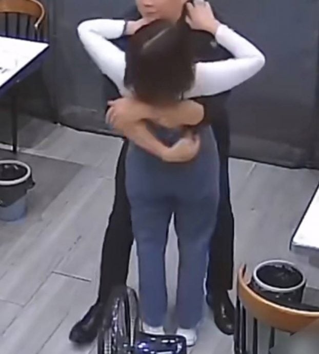 Vợ g&atilde;y 5 xương sườn v&igrave; chồng &ocirc;m qu&aacute; mạnh - Ảnh 1.