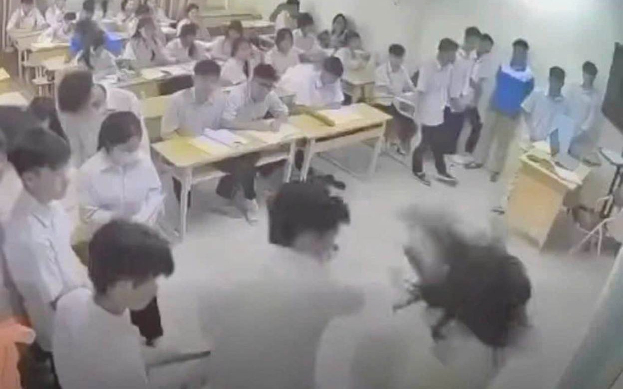 Vụ học sinh đánh cô giáo giữa lớp: Hiệu trưởng tiết lộ thông tin đáng chú ý - Ảnh 2.